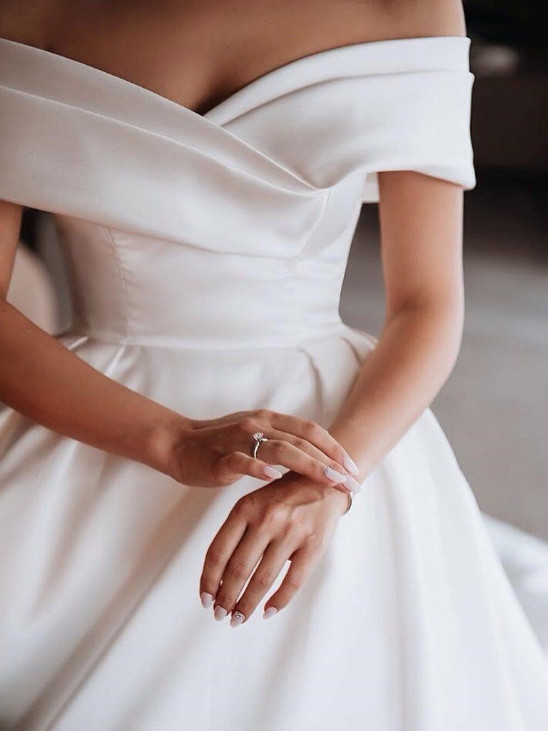 Trendy w modzie ślubnej na sezon 2021 - gładkie suknie ślubne